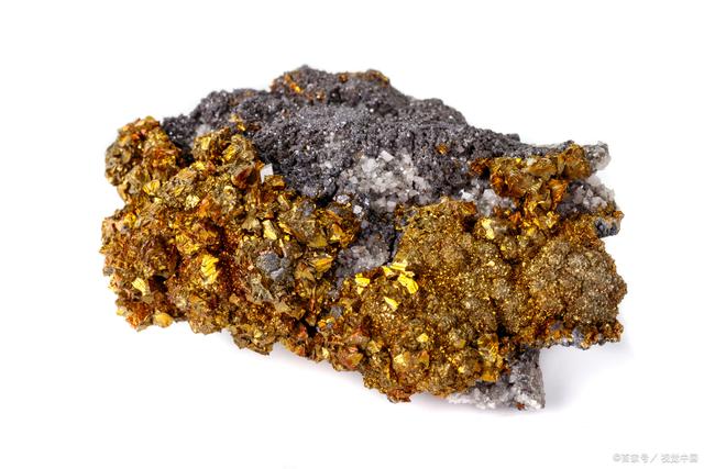 驾驶重达400吨的卡车运送这些昂贵的金矿石去往六公里外的工厂提炼