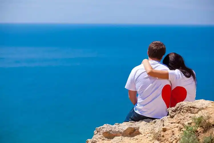 人日落下新婚夫妻在麦田上相互拥抱接吻幸福婚姻情侣幸福情侣幸福的人