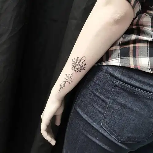 小臂小清新莲花纹身图案
