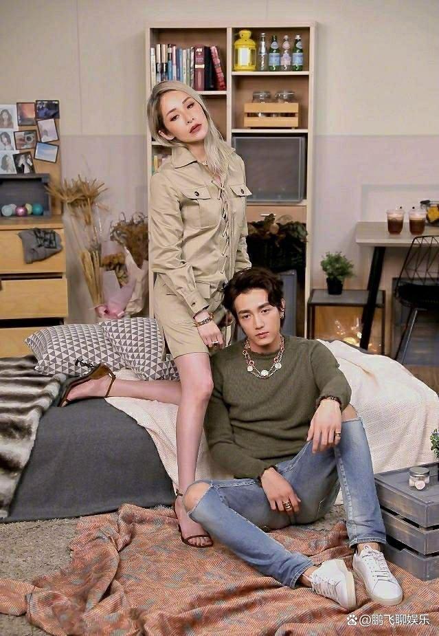 萧亚轩前男友黄皓晒婴儿脚丫照,当爹了?