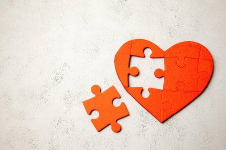 心脏拼图红色在灰色背景.概念后半部的心爱上了情人节或疾病.