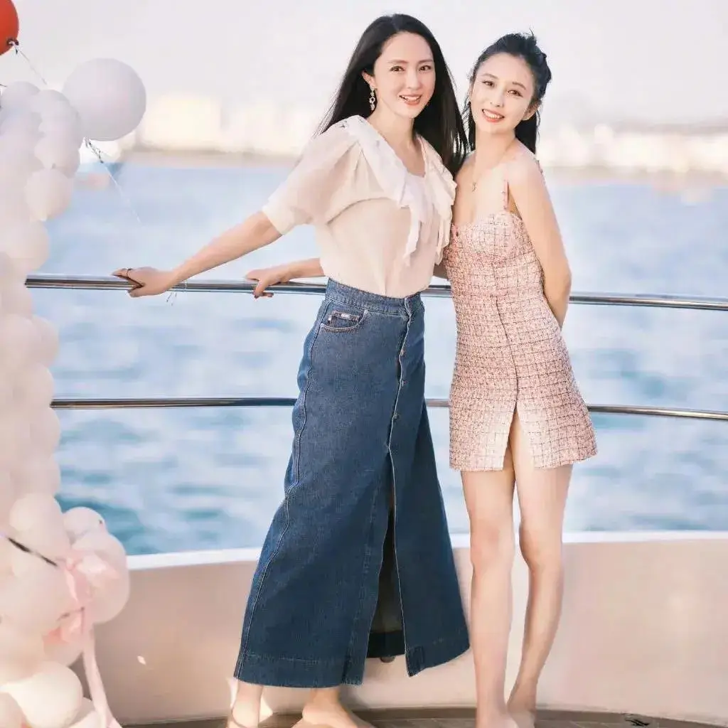 董璇和佟丽娅一起现身三亚之行,大秀姐妹情,堪比唯美大片_海上冲浪