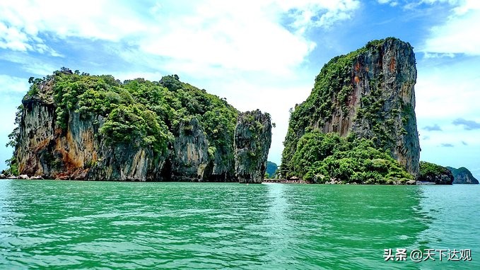 普吉岛是个由北向南延伸的狭长岛屿,面积与新加坡相近,岛上主要的地形