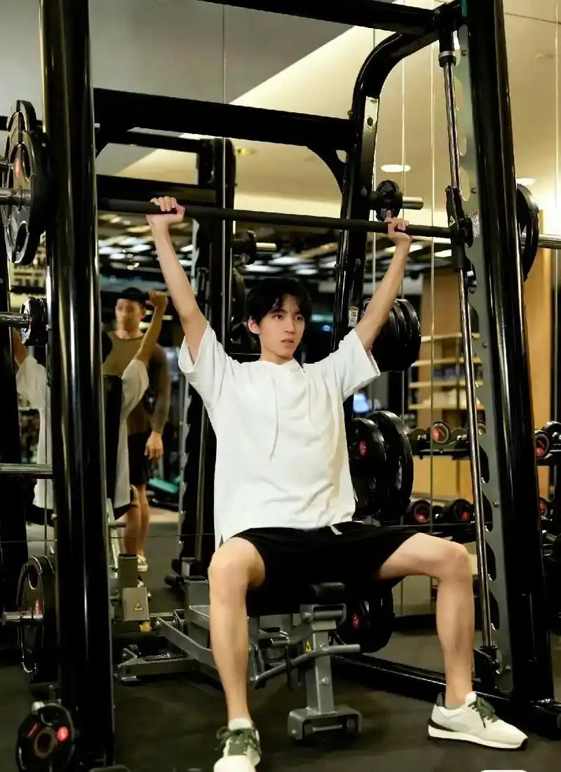王俊凯 #王俊凯盒子里的猫 小凯穿白t健身真的很帅啊,收腹 - 抖音