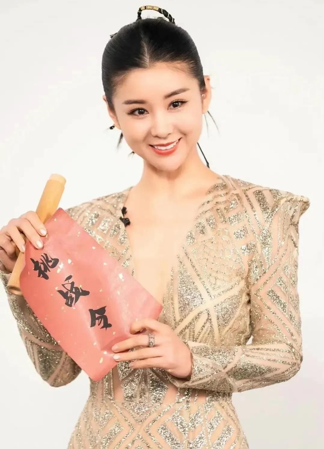 温柔秀丽的李小萌,惊艳迷人,温婉秀雅的写真美图!__财经头条