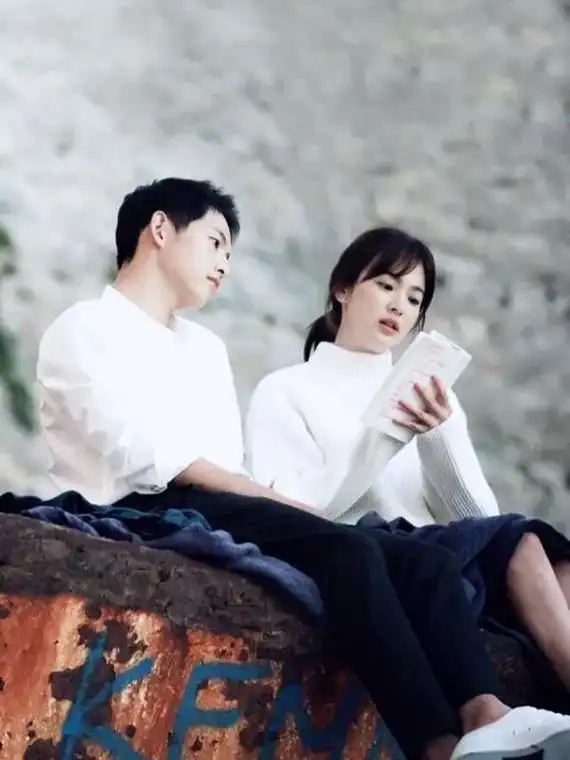 照片里的他们 #宋慧乔 #宋仲基 我要去重温太阳的后裔了 - 抖音