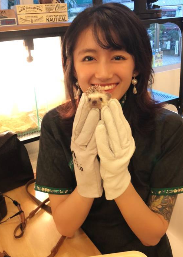 难怪李诞老婆平时只穿长裤当她换上开衩旗袍后这腿型过于真实