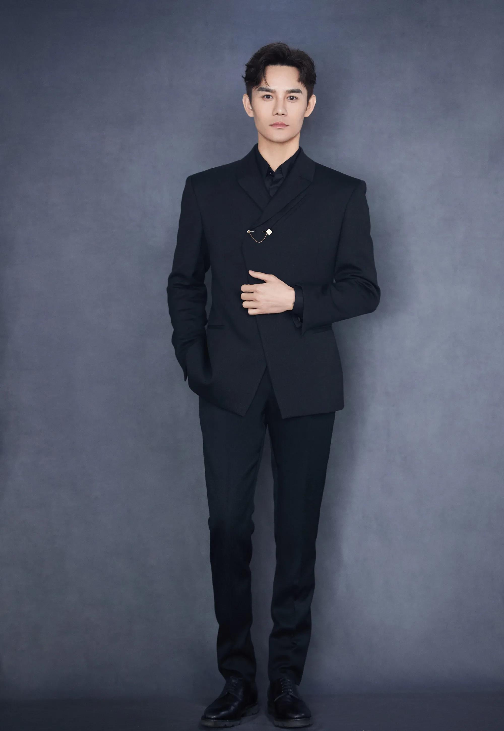 三十位国内男明星全黑系西装大赏～帅气又迷人,爱了爱了!