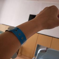 已戴上最贵的手环宫缩频繁已住院医生检查说已经开了05指求顺利剖腹