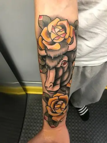 公牛图腾纹身 男生手臂上黄玫瑰和牛纹身图案