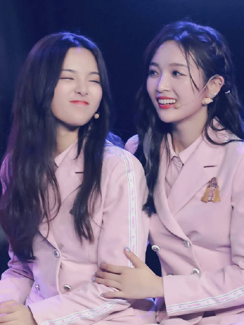 杨超越晒与吴宣仪合影