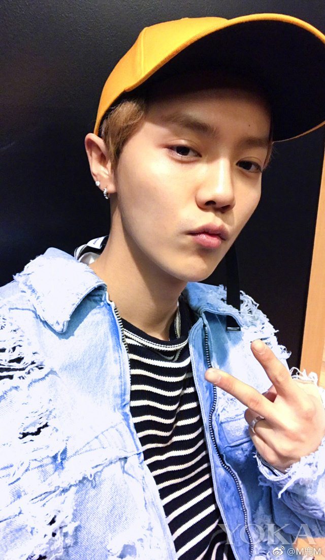 鹿晗示范帽子正反戴