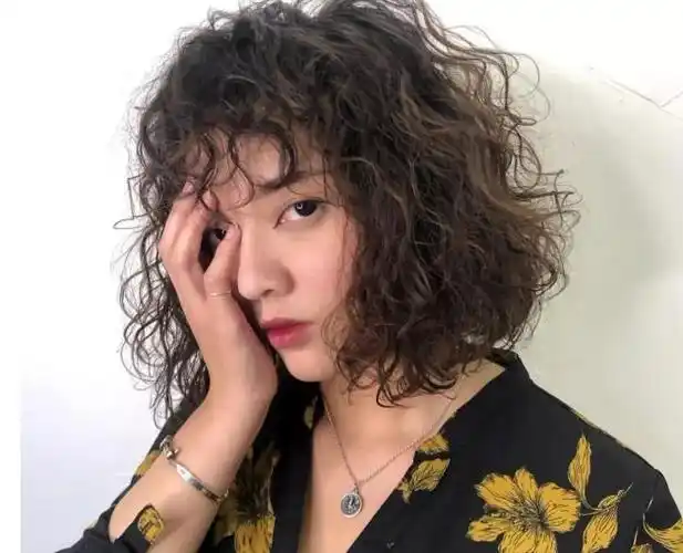 今年时髦的羊毛卷发型适合发量少的妹子