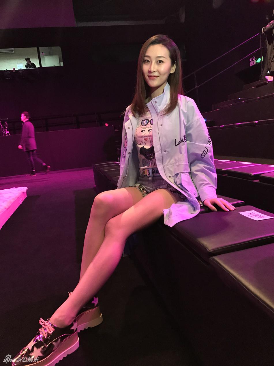 [3月29日]钱璇雾霾蓝靓丽亮相时装周[6p]