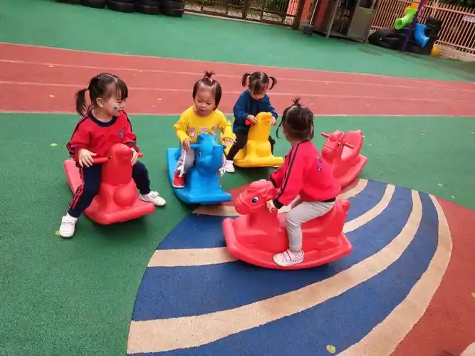 一群天真活泼可爱的孩子们每天来幼儿园和小朋友老师一起玩游戏,互动