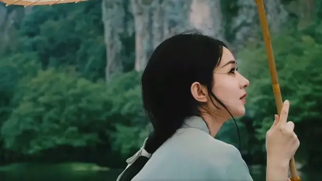 原创赵丽颖公开行程受期待湖畔持伞奔跑宛如少女回眸一笑超惊艳