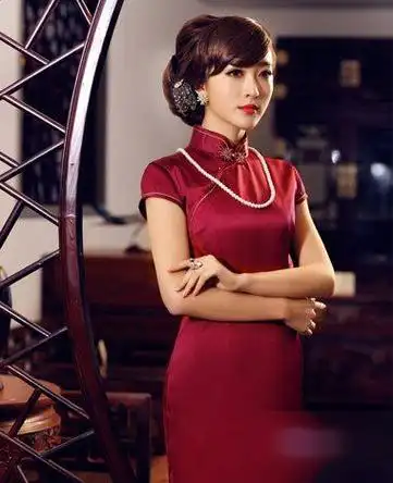 的旗袍嫁衣的新娘,一头长发不妨大偏分梳理,盘成现在流行的新娘发型