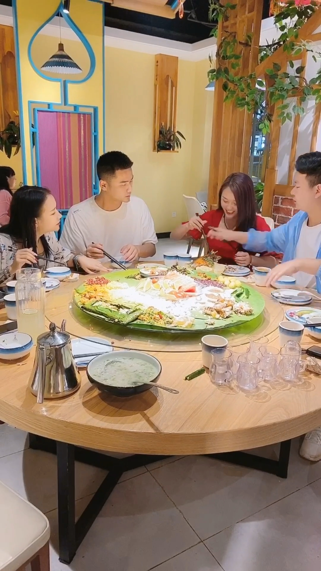 和朋友一起吃饭,男朋友忽然生气扔我的筷子,我到底哪里做错了?