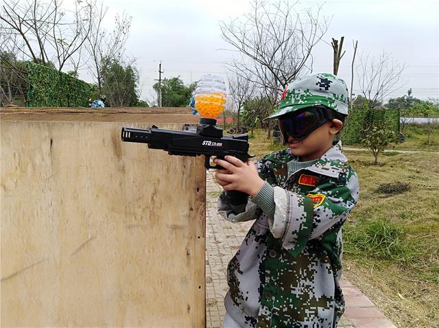 美丽南方青瓦房真人cs水弹枪野战亲子活动