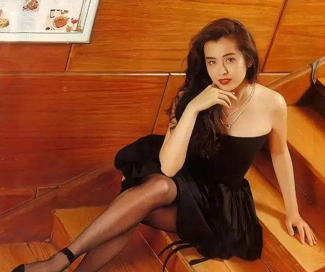 57岁王祖贤近照吓坏不少网友!打扮邋遢,大肚腩像个男人拿挎包