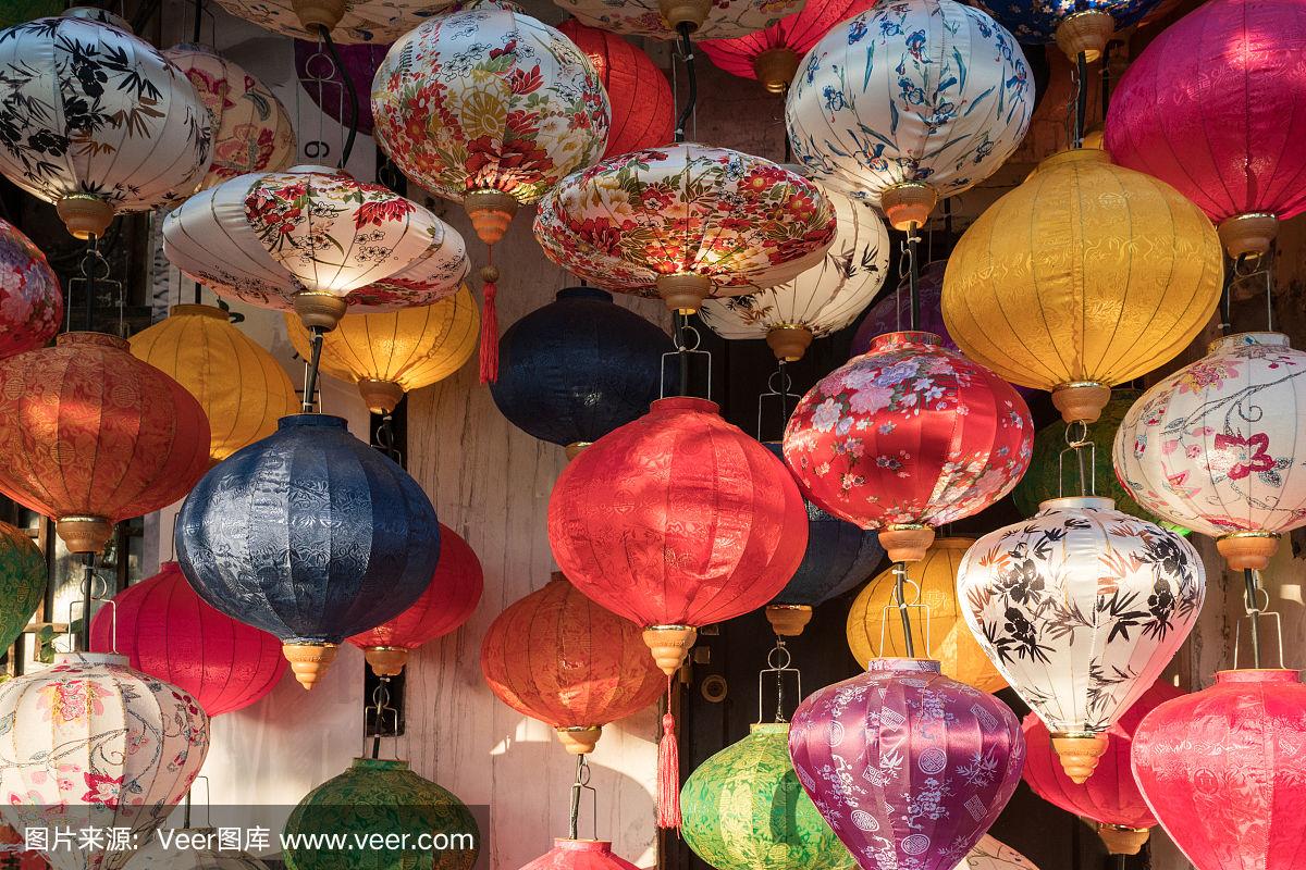 五颜六色的灯笼挂在墙上