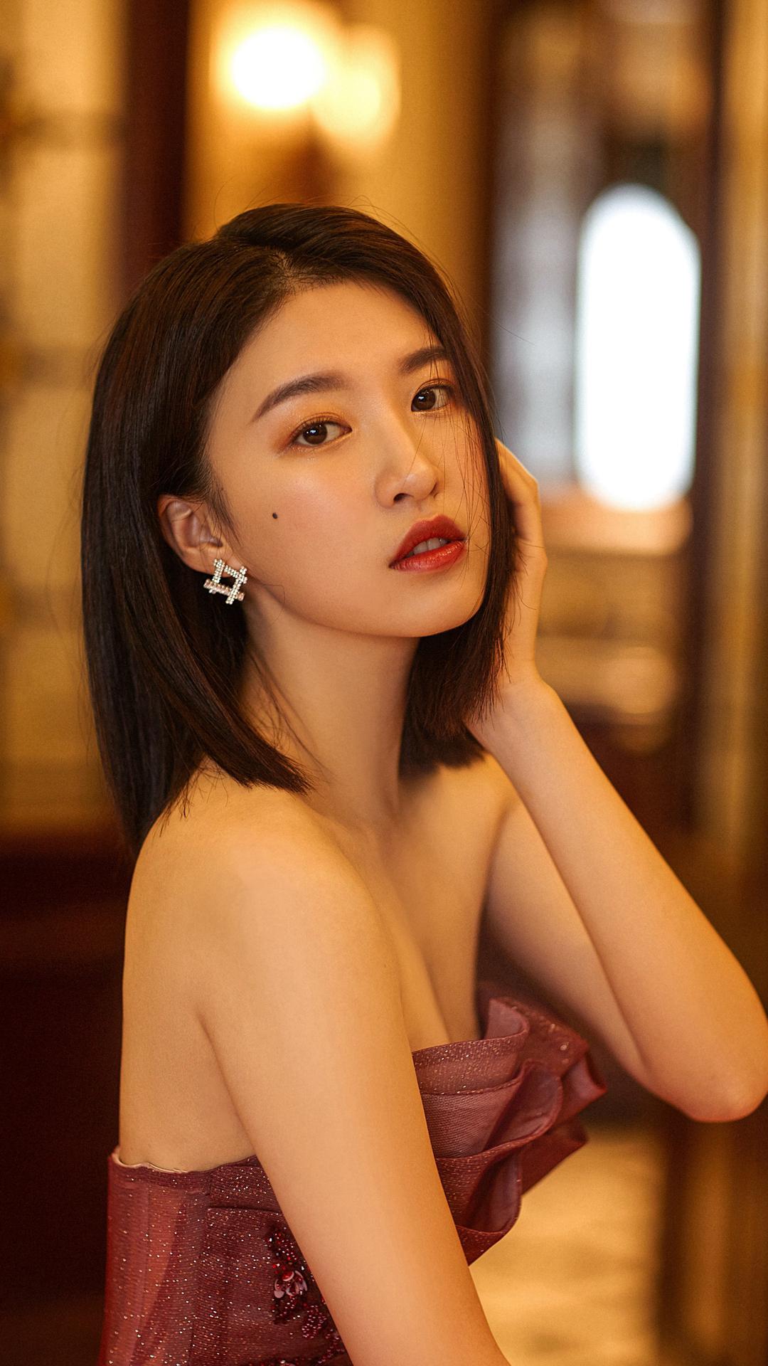 女演员杜雨宸,抹胸长裙,优雅迷人!