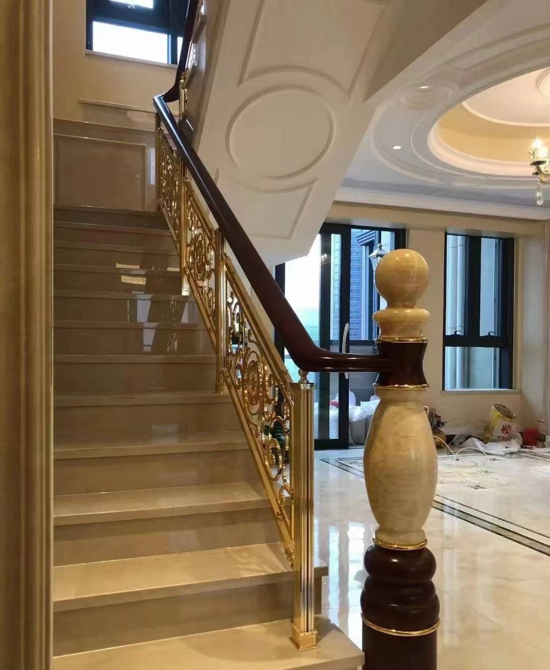 半镂空铜雕花护栏别墅铜艺弧形楼梯