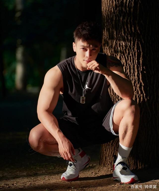 颜值高,身材棒,结实又有型的阳光肌肉男,这体格不做男模可惜了