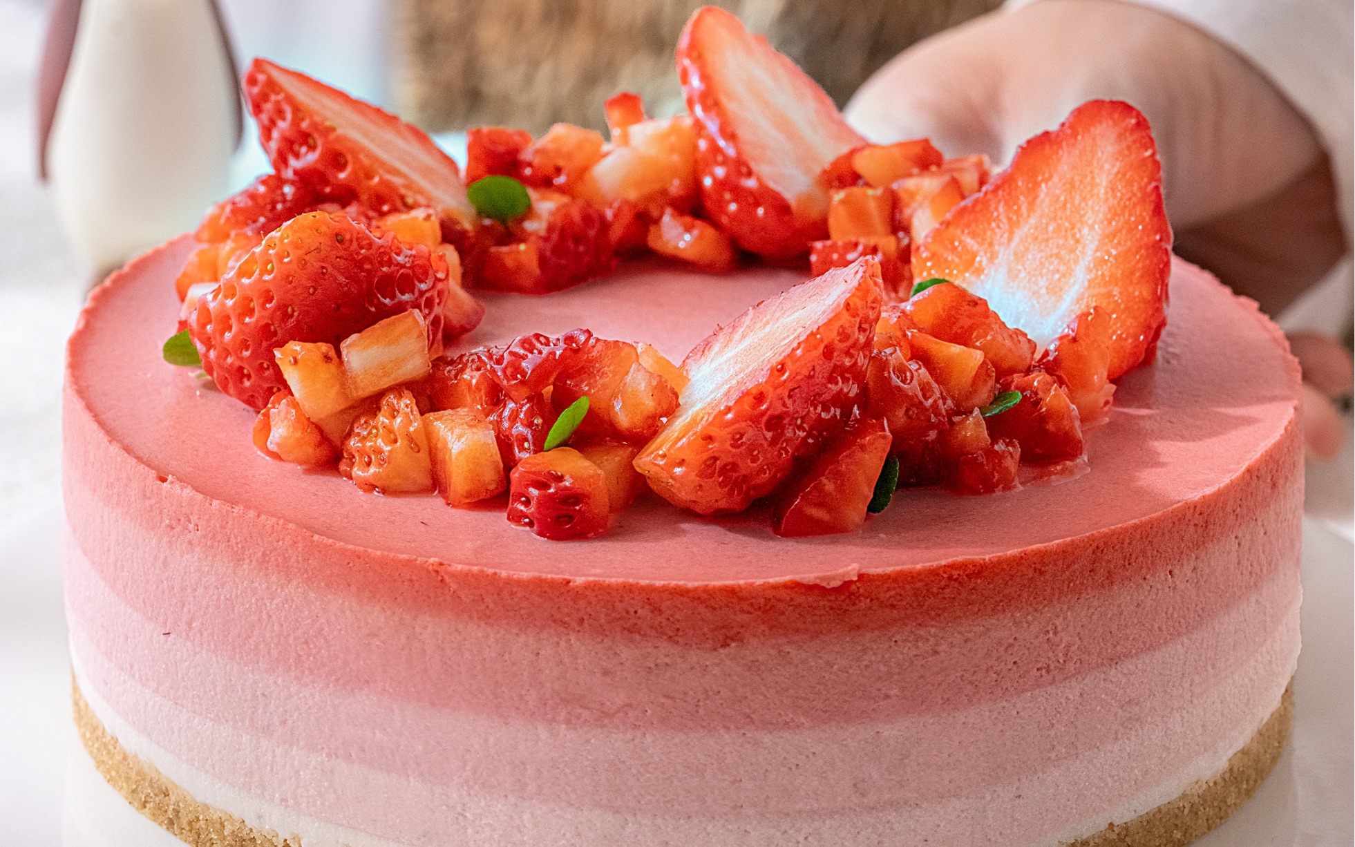 草莓渐变慕斯蛋糕|免烤箱零难度,清甜草莓味,好好吃