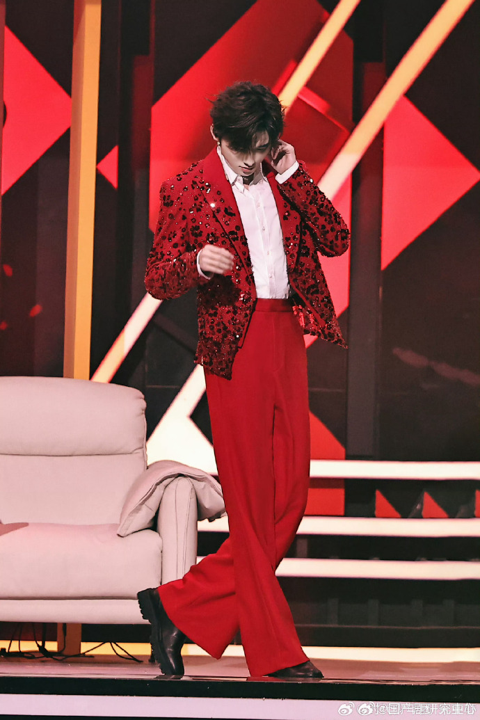 宋亚轩高得好突出#宋亚轩的出现好突然,瞬间眼神得往上看,身材比例太