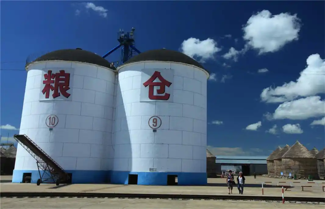 日前,长汀新粮食储备库负责人来到县农发行,登门致谢该行对新粮食储备