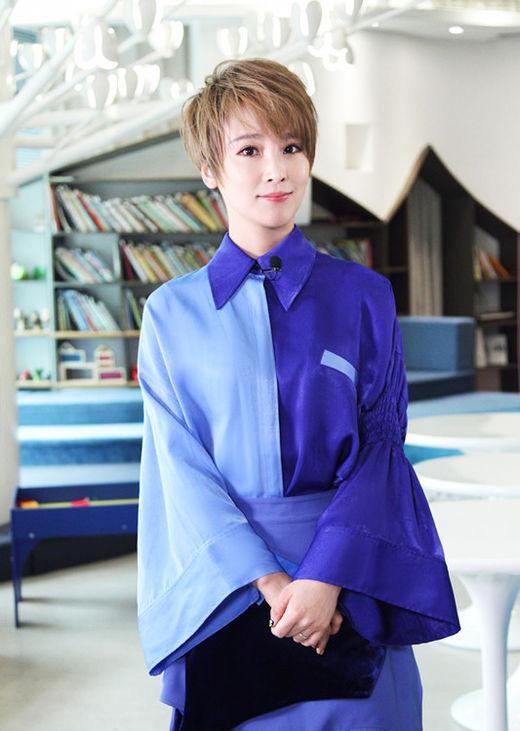 谢楠不愧是气质美女穿拼接衬衫配半身裙录节目短发衬出高级感