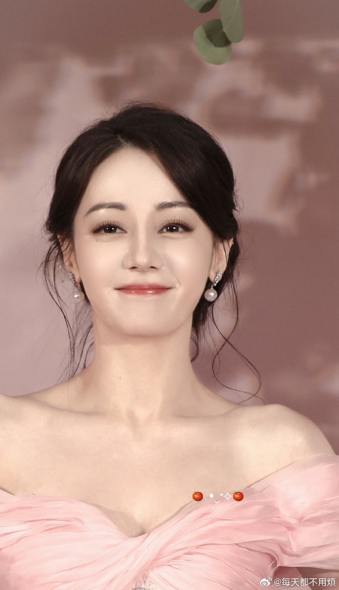 迪丽热巴眼里有活