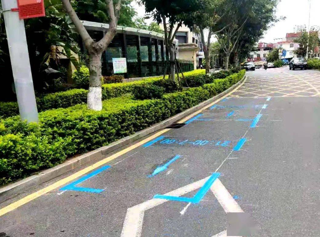 夜间限时停车时间为"晚上21:00-次日7:00",蓝色停车标线,标志牌醒目