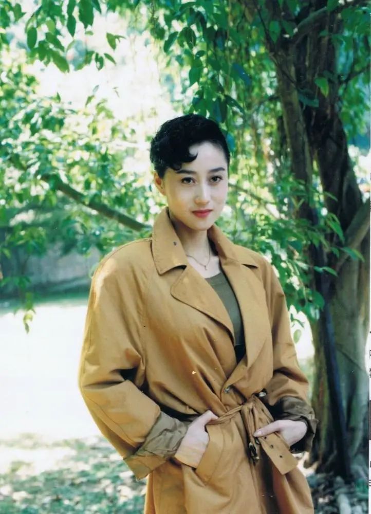 原创年轻时利智美得登峰造极,爱穿红衣艳丽逼人,刘嘉玲无奈成陪衬