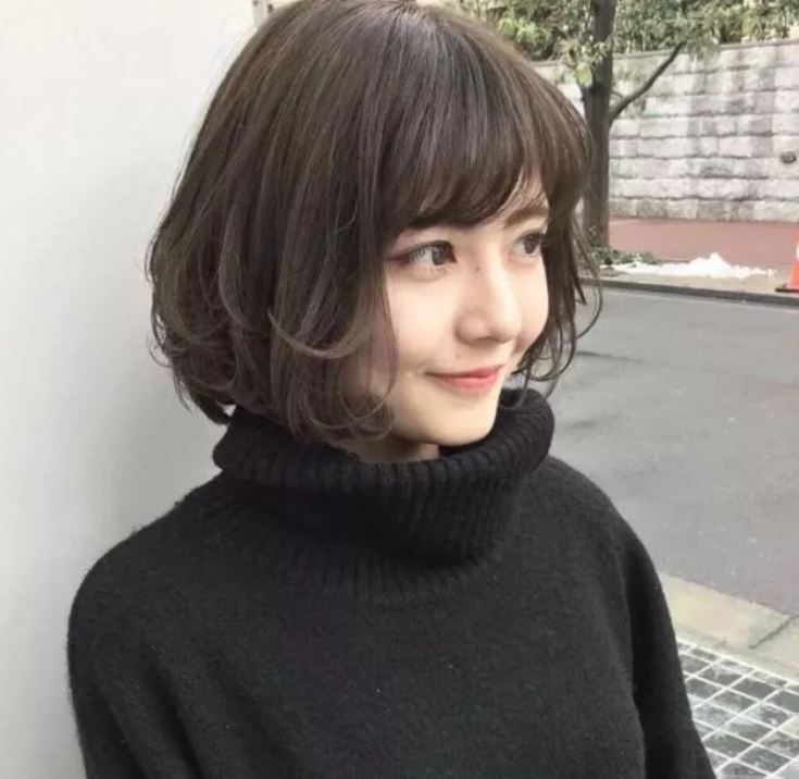 50岁白发太多适合什么发型?试试这三种方法,时尚减龄又显气质