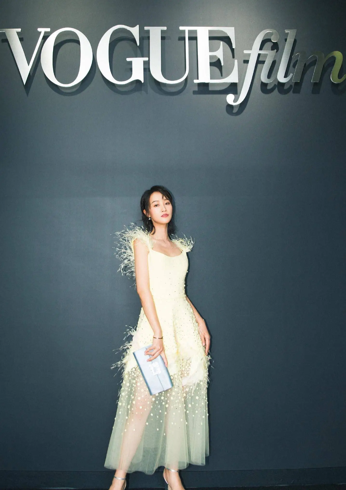 蓝盈莹真不愧是秀肩女王,香肩半露才时尚,这样穿更有女人味_身材_裙子