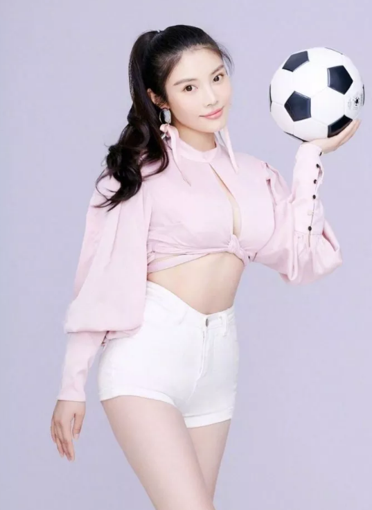 徐冬冬踢足球打一四字成语