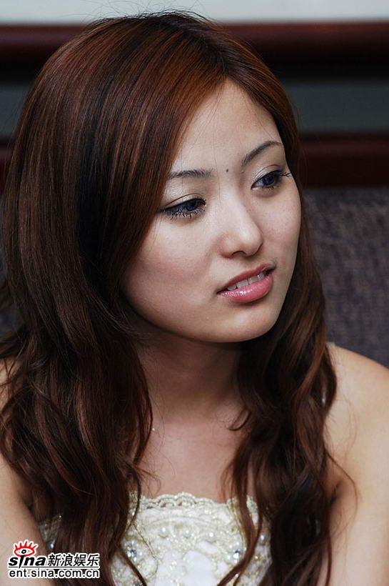 图文超女沈阳20强做客新浪张美妮认真倾听