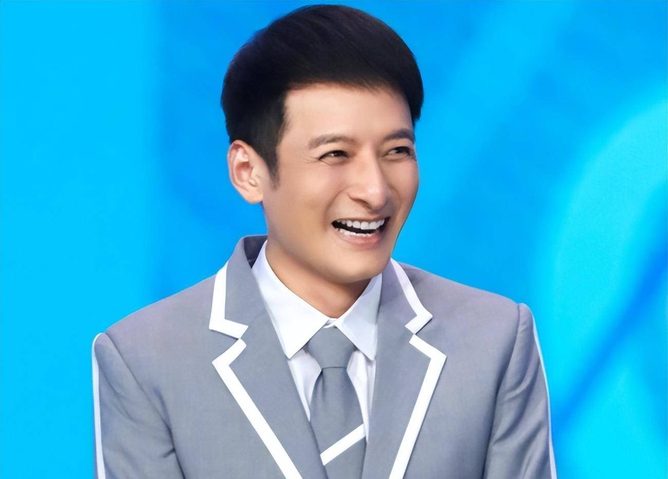 李维嘉久违露面,身穿3700块的t恤很显眼,名字重回湖南卫视官网_照片