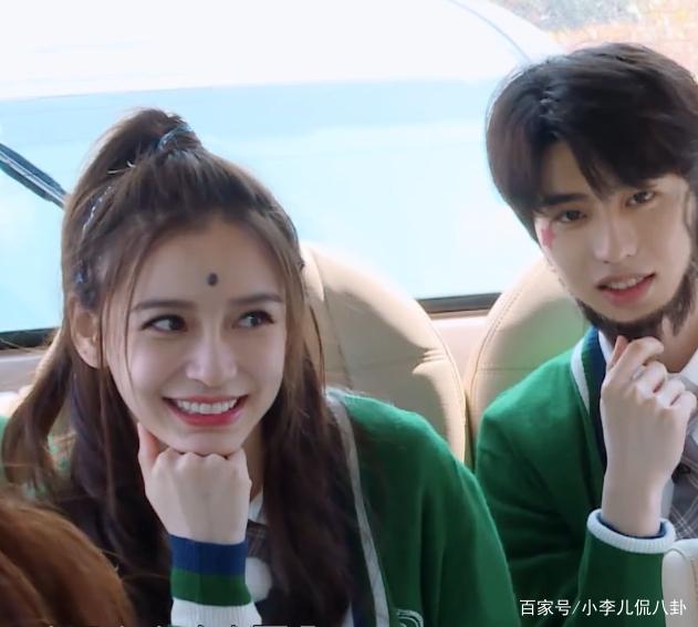 奔跑吧搭乘公交车,baby与蔡徐坤挨着坐,关晓彤就不一样了