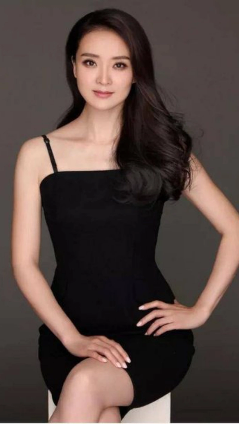 王艳唯美时尚写真照,气质优雅迷人