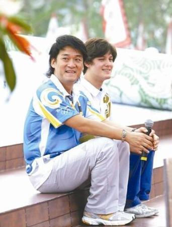 周华健与儿子(资料图)