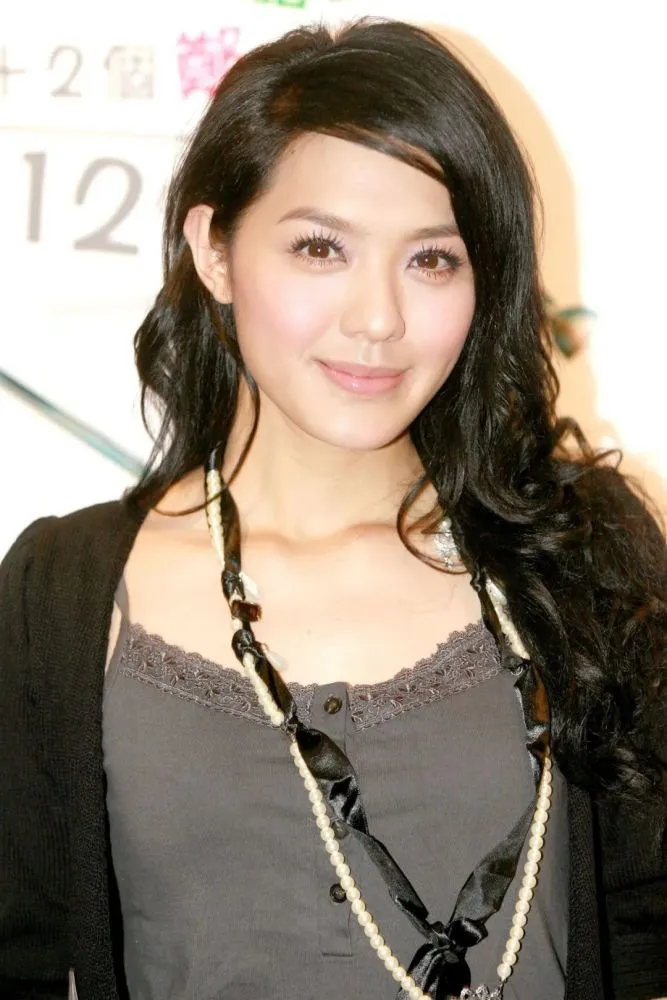 43岁官恩娜近照曝光染一头紫发尽显年轻不整容坚持自然美