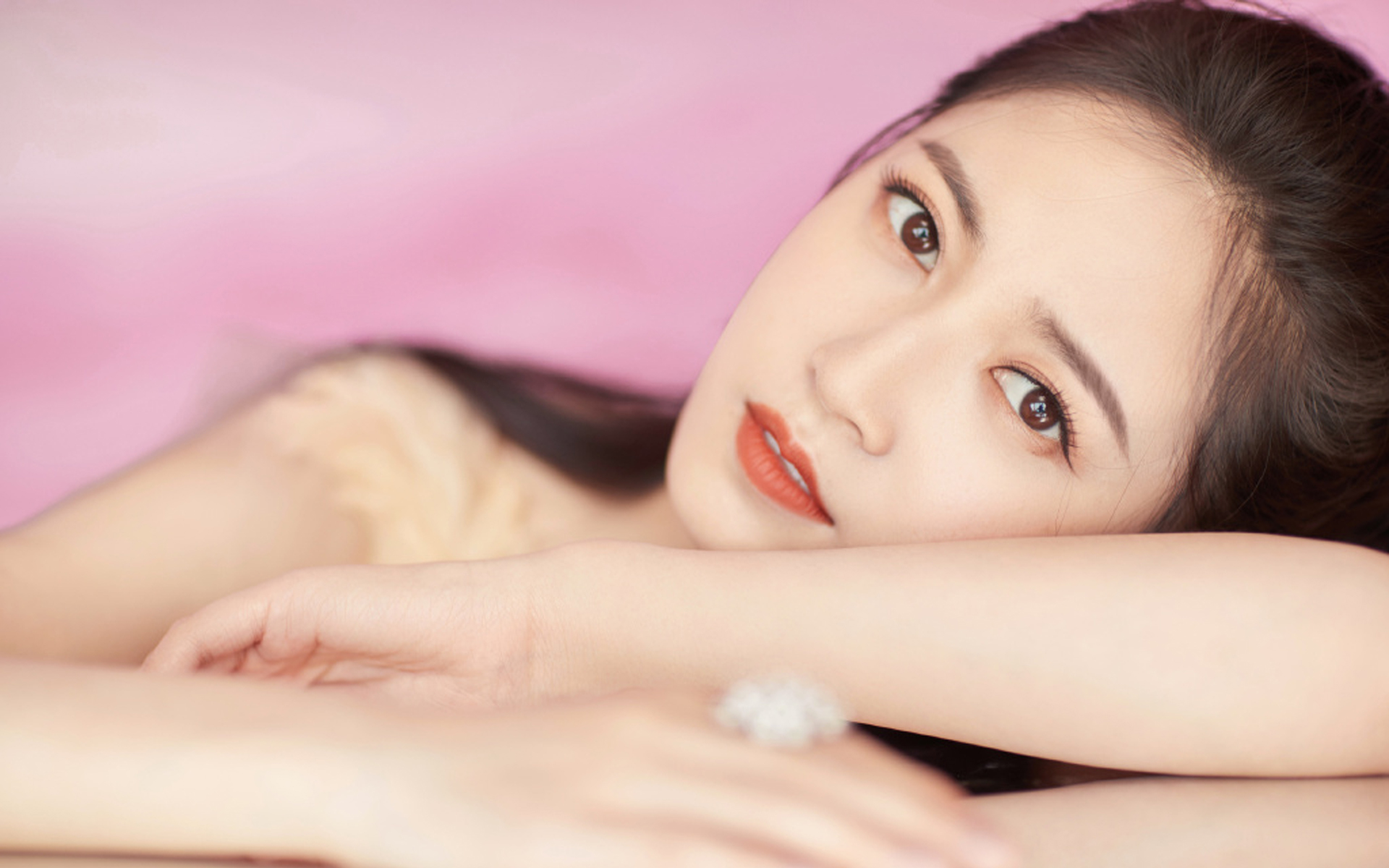 陈钰琪性感灵动写真桌面壁纸