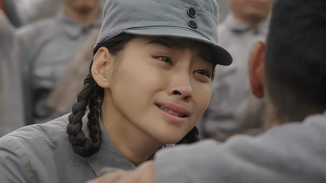 战天狼:排长牺牲,方碧怡听到后立马奔向战场,抱着他痛哭!