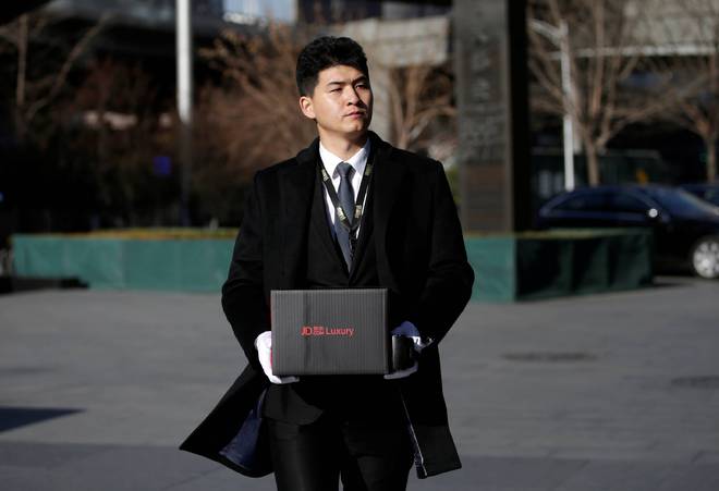 身着西装,戴白手套捧盒子送货,京东京尊达遭调侃