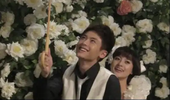 张哲瀚的现任女友是谁张哲瀚帅气肌肉照片