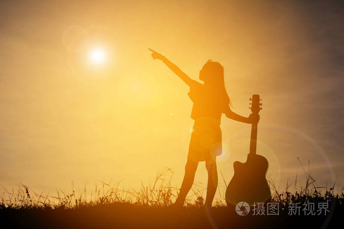 剪影快乐的女孩,当时天空晚霞,快乐弹吉他