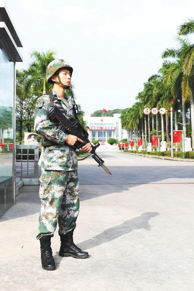 73131部队站岗执勤 谢文剑 摄